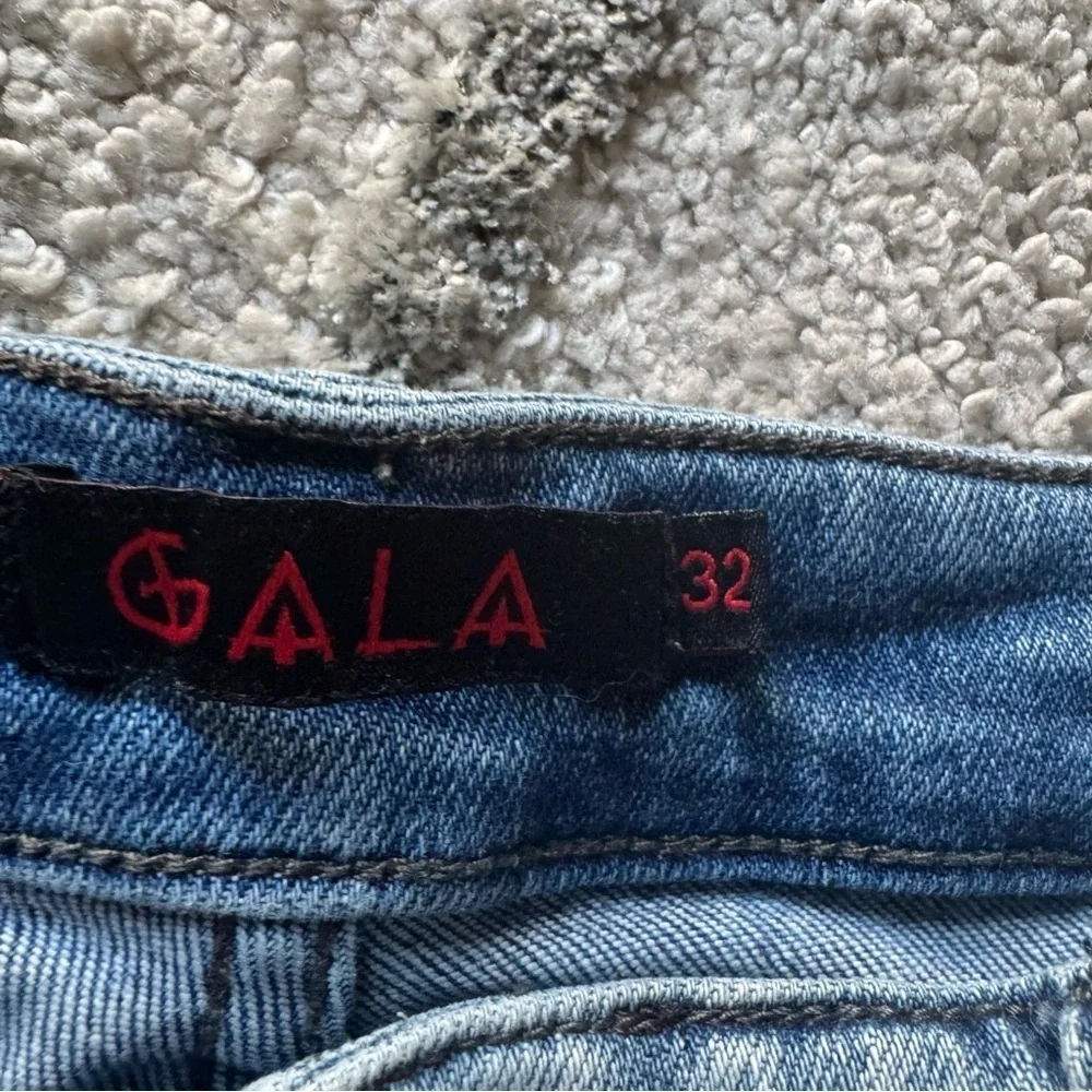 GALA jeans ACCOMPLICE DENIM LIGHT WASH slim leg red black 32